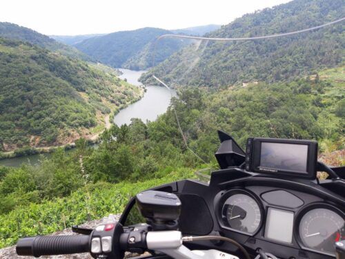 Motorista recorriendo las carreteras de la Ribeira Sacra en Galicia