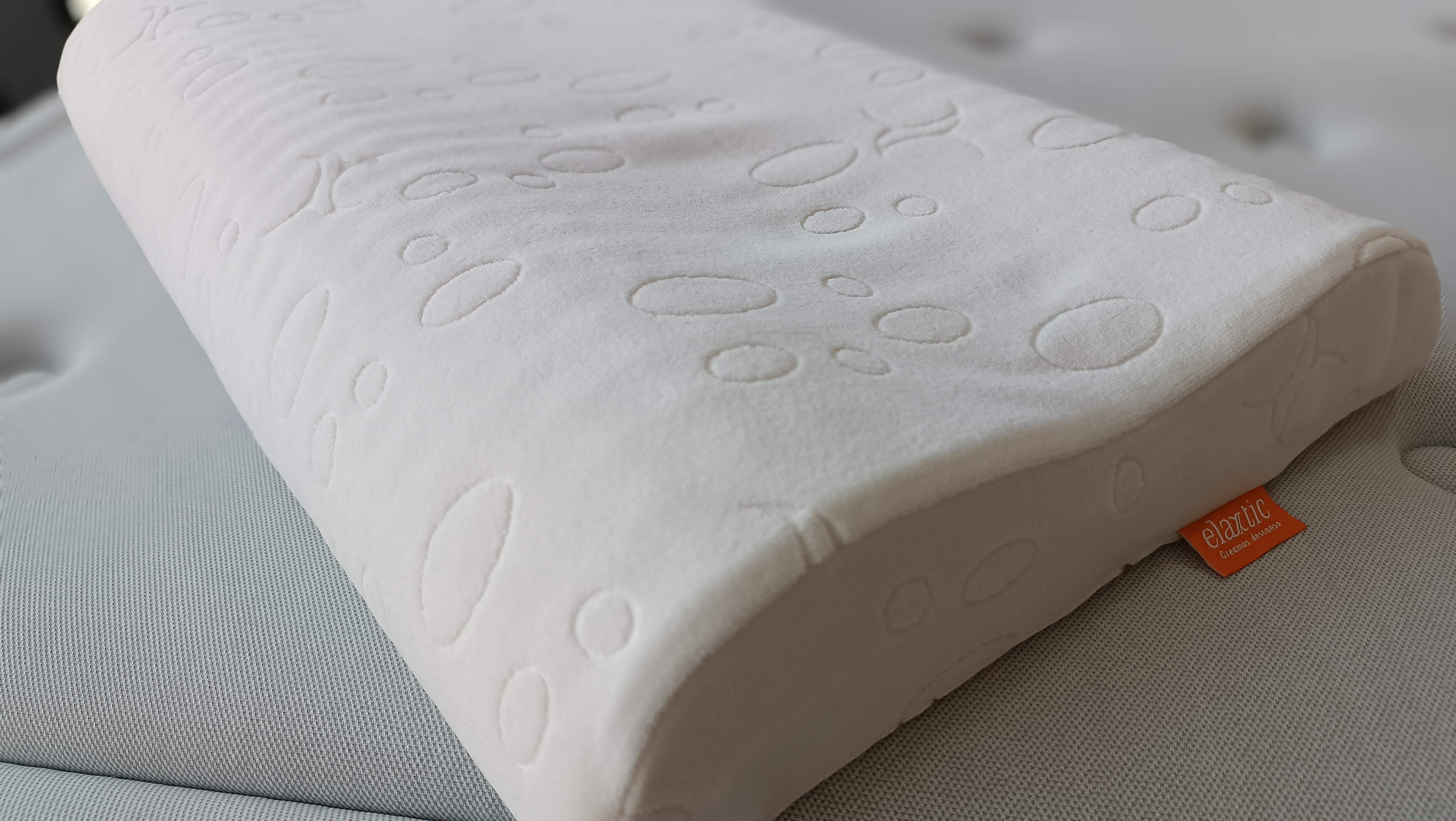 Almohada cervical visco de Elaxtic, dos alturas para una mejor adaptación ergonómica a la fisonomía de cualquier usuario/a