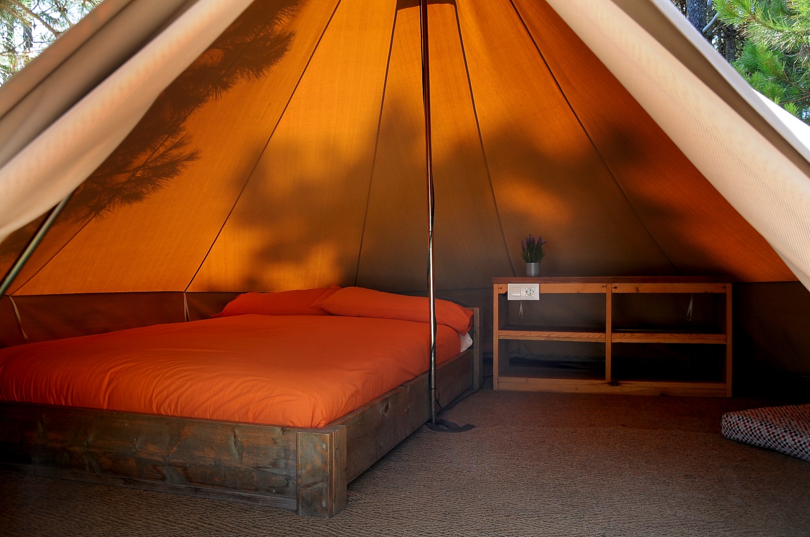 Tienda glamping en Isla de Ons equipada con colchones Elaxtic